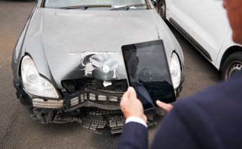 Zdięcie powypadkowych uszkodzeń samochodu