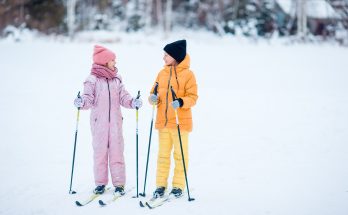 Dzieci w trakcie zabaw na śniegu