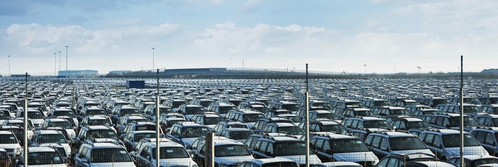 Parking pełen nowych samochodów