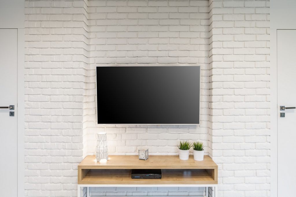 Telewizor HD zamontowany na ścianie