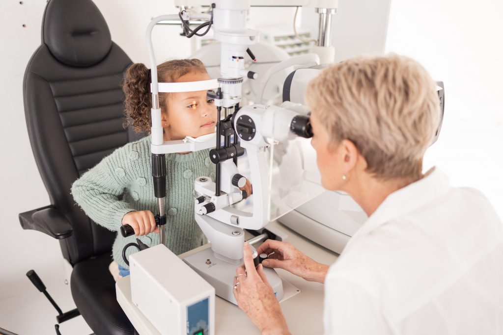 Badanie wzroku dziecka u okulisty