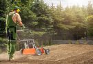 Firma ogrodnicza - pracownik koszący trawnik
